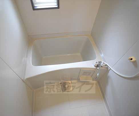 バス・シャワールーム　窓が付いているのがいいですね。