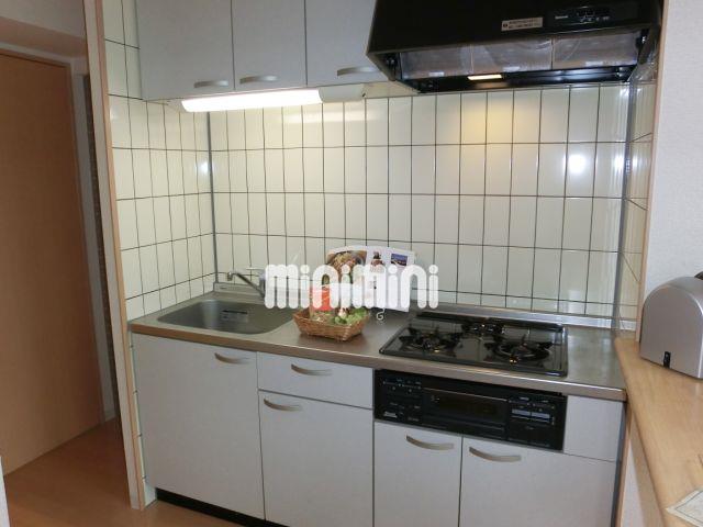 キッチン　使い勝手の良いグリルも備わった３口コンロのシステムキッチン