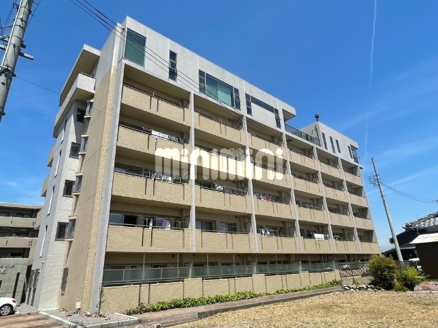 建物外観　シンプルさの中に際立つデザイン性高さが特徴のマンション