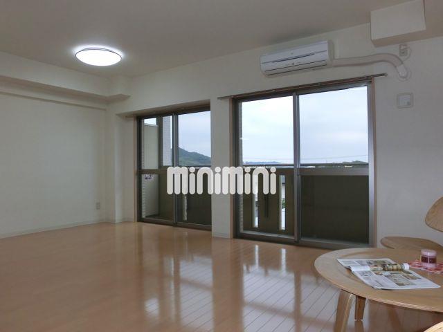 居室・リビング　窓面が広く天井が高く開放感のあるＬＤＫは魅力的です