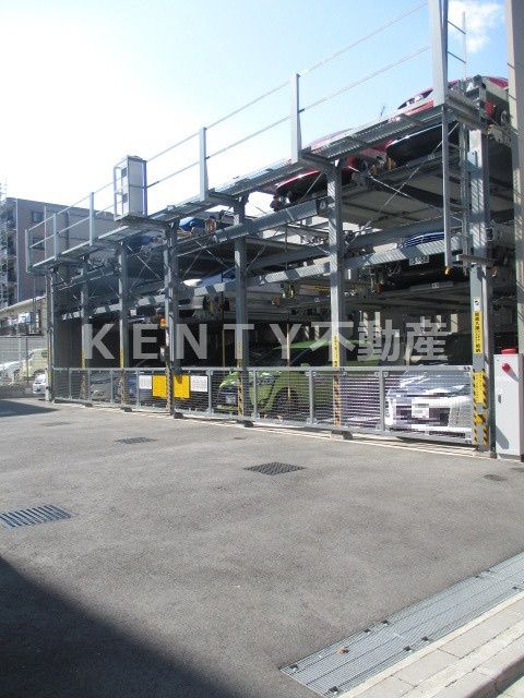 駐車場　落ち着いた雰囲気の外観です