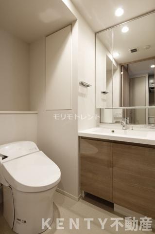 トイレ　明るい洗面所です