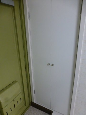 その他設備　ランドリースペースには生活感が見えない扉を配慮