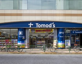 ドラックストア　トモズ高田馬場店（ドラッグストア）まで80m