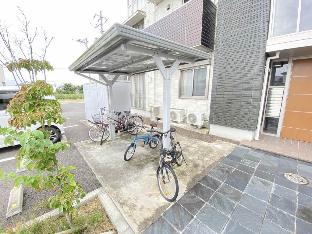 建物外観　駐輪場