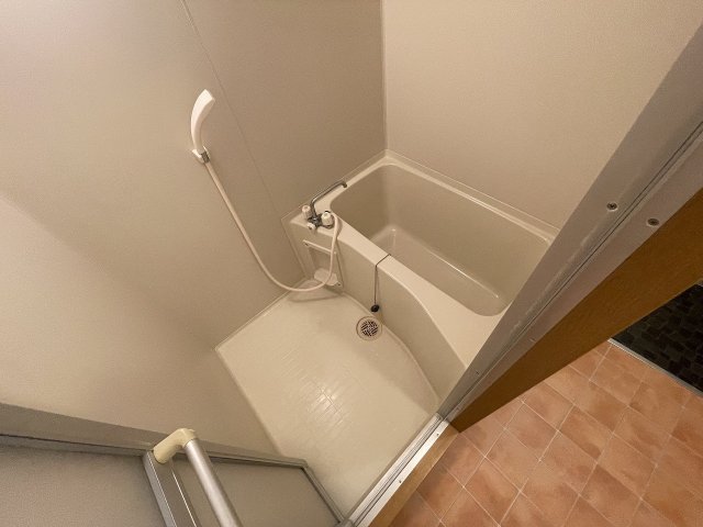 バス・シャワールーム　落ち着いた空間のお風呂です