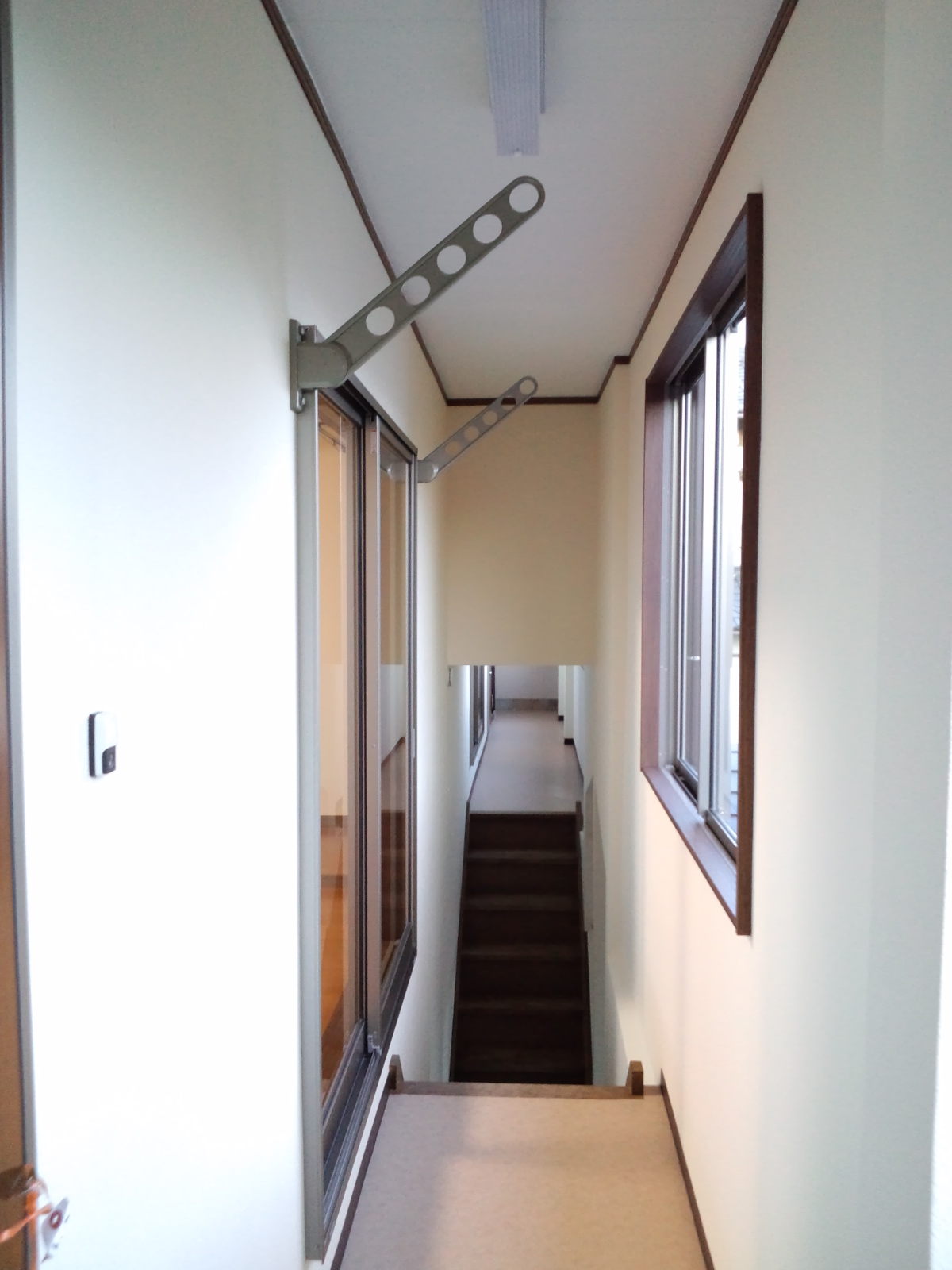 その他設備　物干し（２階廊下）