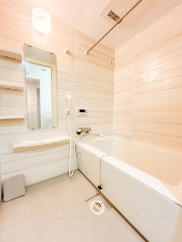 バス・シャワールーム　追い焚き・浴室乾燥機付きのお風呂です♪