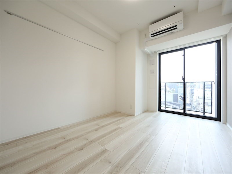 居室・リビング　洋室8.7帖　エアコン完備　バルコニー