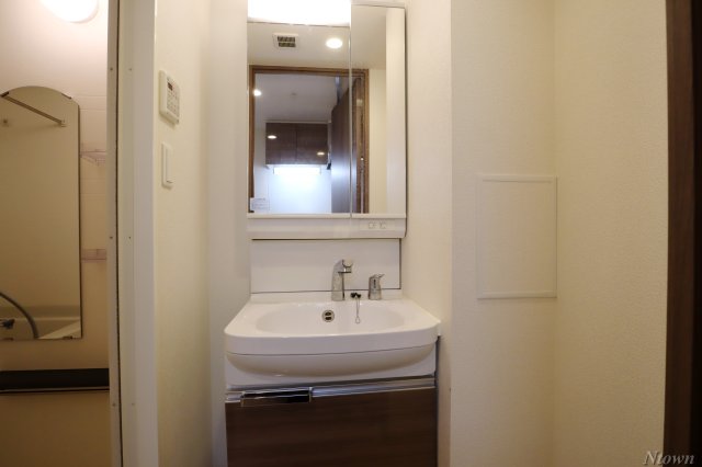 洗面設備　独立洗面台あり、毎朝おしゃれに忙しい女性の方におすすめです