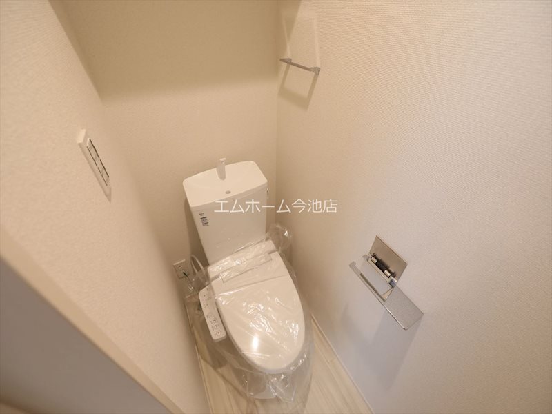 トイレ　温水洗浄便座付トイレ　同仕様写真