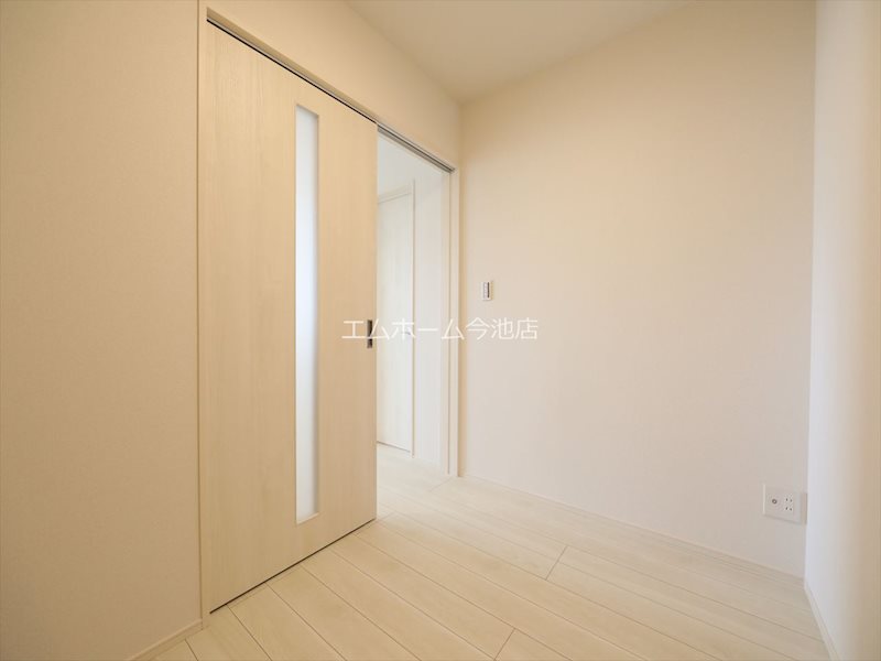 その他部屋・スペース　洋室4.0帖　収納スペース充実しています　同仕様写真