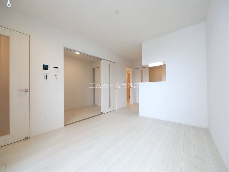 居室・リビング　LDK14.0帖　エアコン付　バルコニーに面しています　同仕