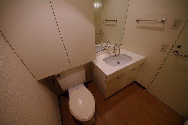 トイレ　収納棚付き！