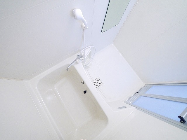 バス・シャワールーム　コンパクトで使いやすいお風呂です