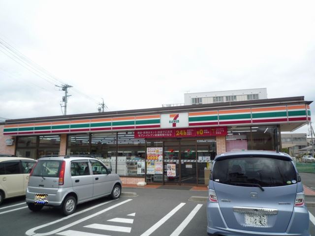 コンビニ　セブンイレブン（コンビニ）まで820m
