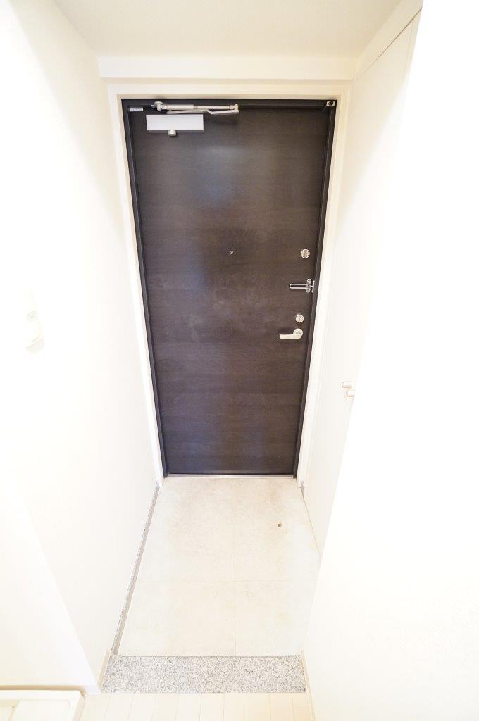 玄関　※同物件・反転タイプの写真です。