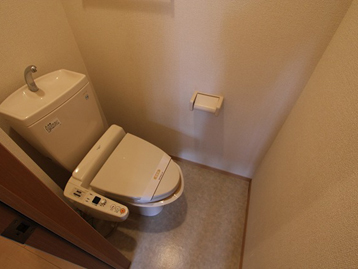 トイレ　温水シャワー付きトイレです