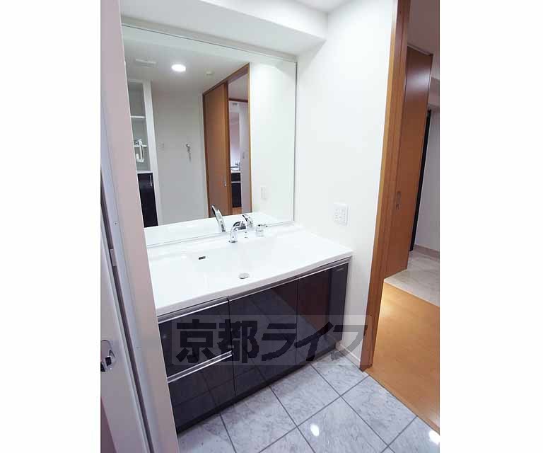 洗面設備　大きなガラスの綺麗な洗面台です。