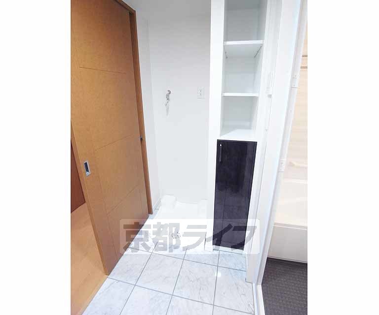 その他設備　洗濯機置場には、ありがたい収納が在ります。