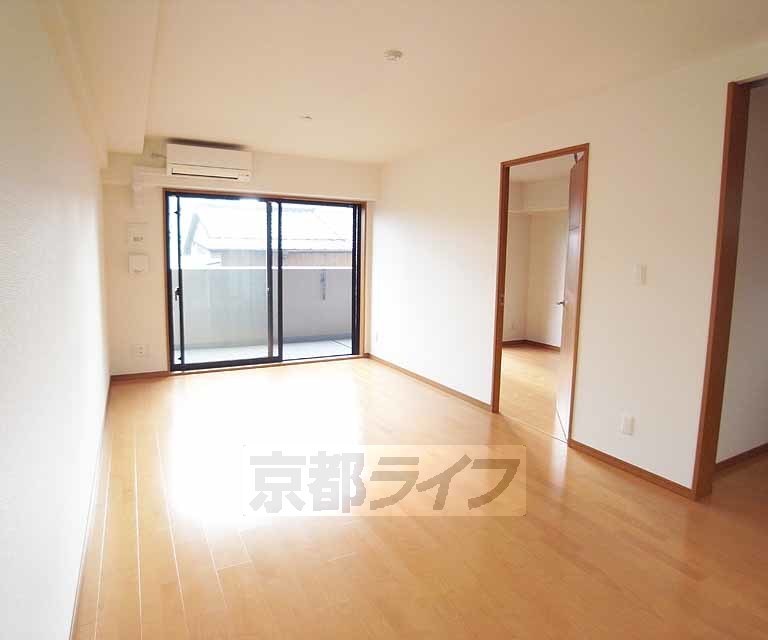 居室・リビング　南向きの明るく暖かいお部屋です