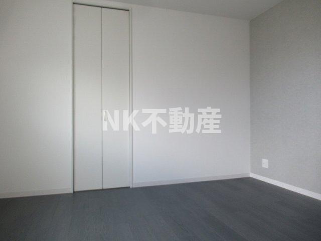 その他部屋・スペース　落ち着いた色調の寝室です