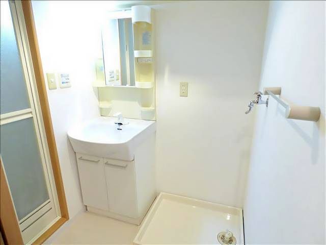 洗面設備　キッチン上にも収納があります