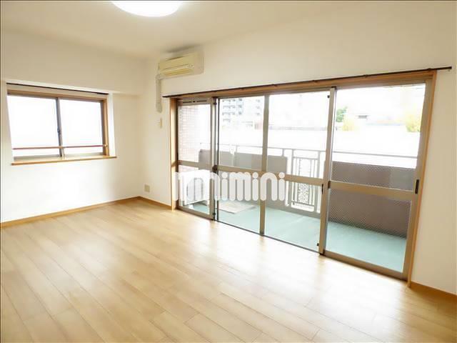 居室・リビング　南向き日当たり良好なリビングです