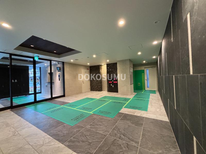 エントランス　オンからオフへ。心地よい静寂へといざなうエントランス。