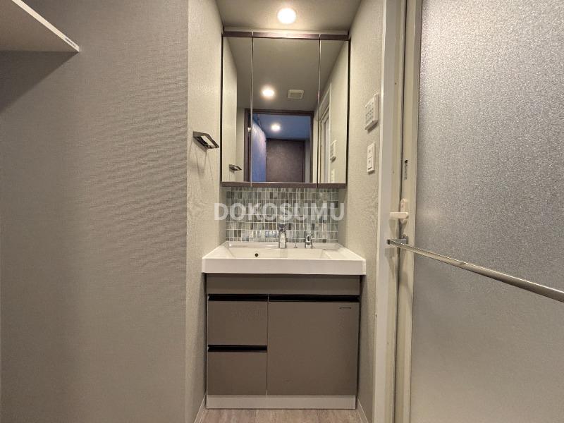 洗面設備　忙しい朝もスムーズに。使いやすさを追求した清潔な洗面空間。