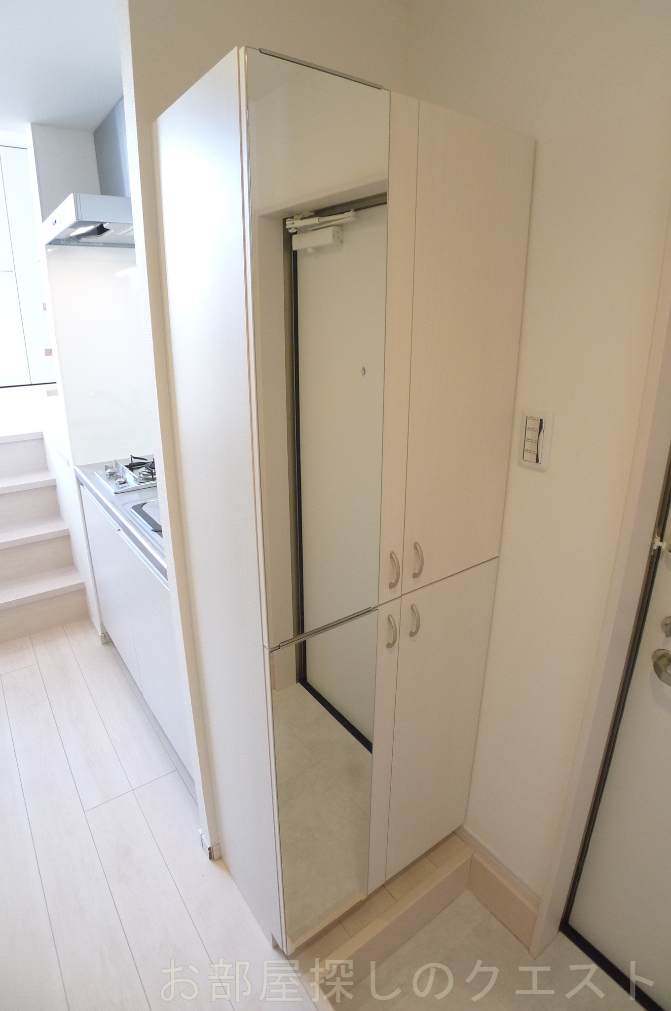 玄関　（写真は同仕様反転）