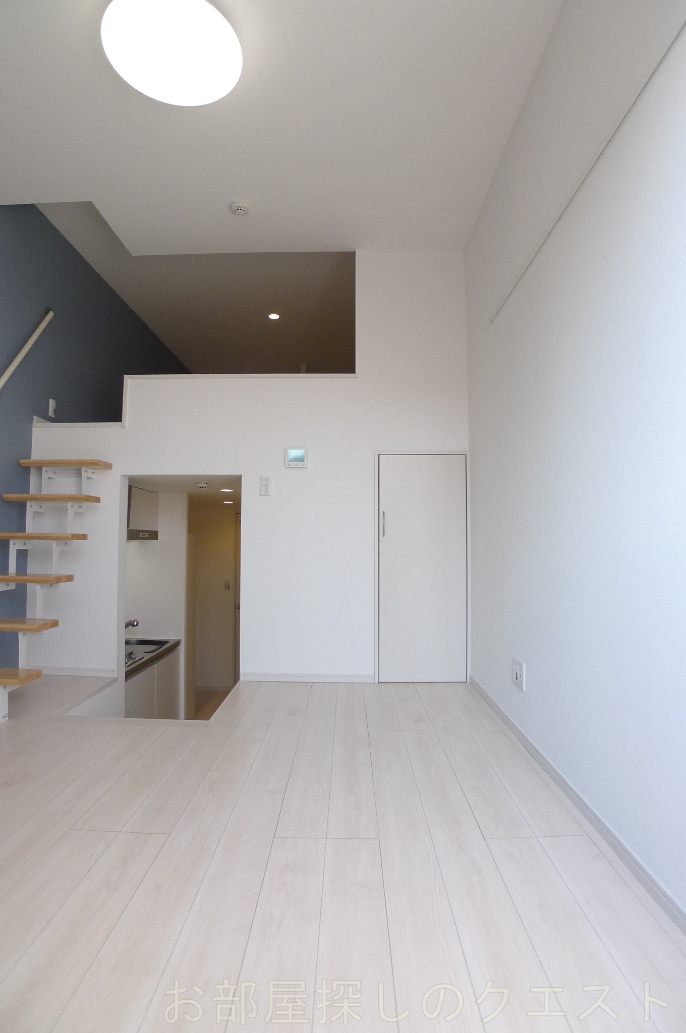 居室・リビング　（写真は同仕様反転）