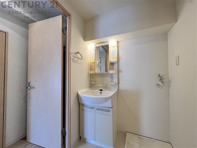 洗面設備　洗面所内に室内洗濯機置き場がついてます！