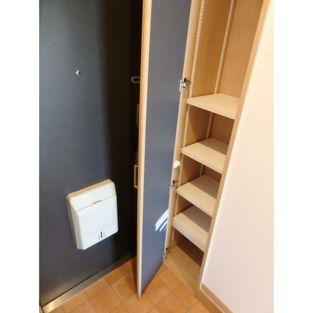 その他設備　玄関脇のシューズボックス。可動棚タイプです