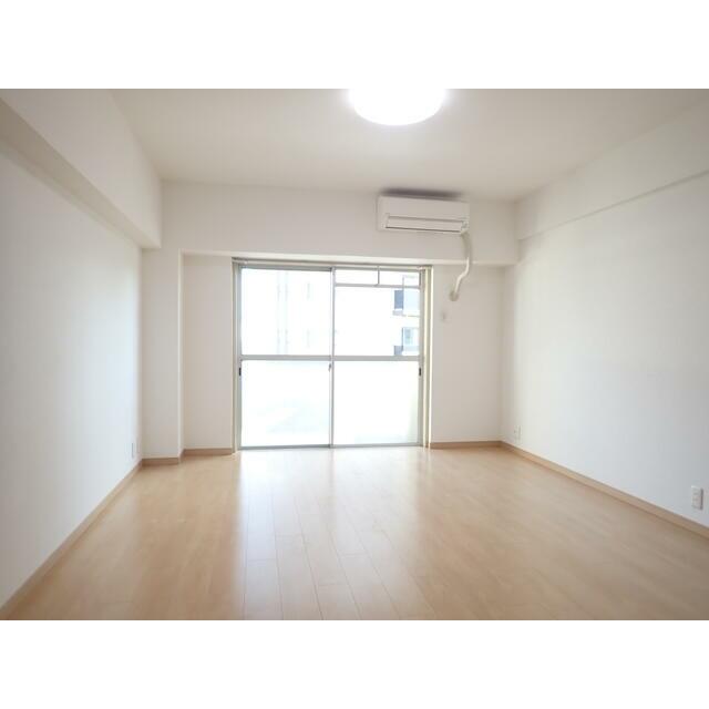 居室・リビング　広々とした洋室１０帖。人気のフローリング。エアコン付きです。