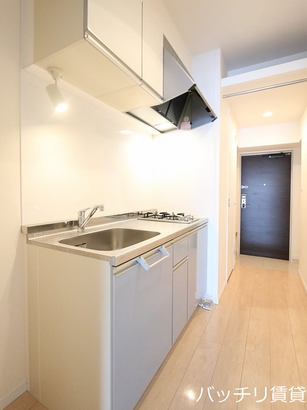 キッチン　別号室写真の為現況を優先致します。