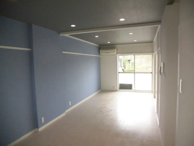 キッチン　ブルーの壁紙とグレーの天井の組み合わせがスタイリッシュ！