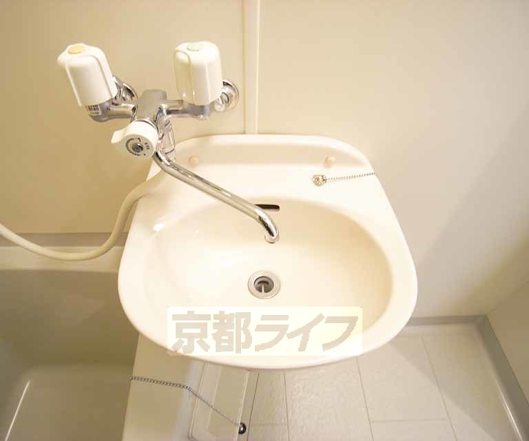 洗面設備　きれいな洗面台です。