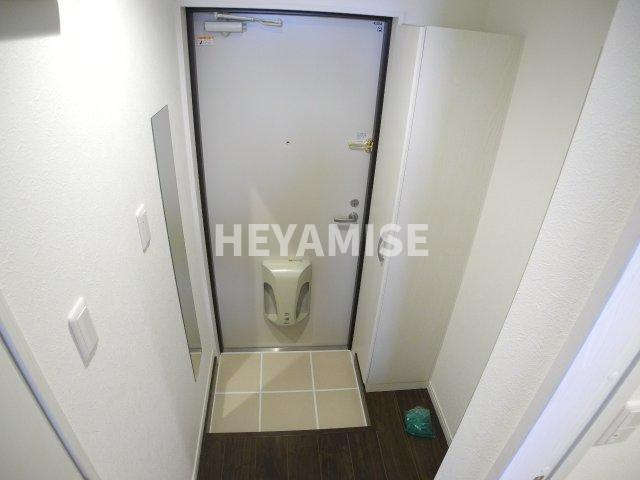 玄関　姿見鏡設置済み！※同物件同室タイプの写真でございます※現況を