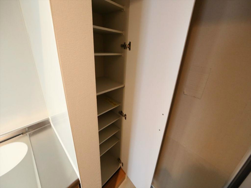 玄関　玄関　シューズボックス付（収納充実してます）