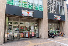 コンビニ　セブンイレブン西新宿5丁目中央店（コンビニ）まで69m