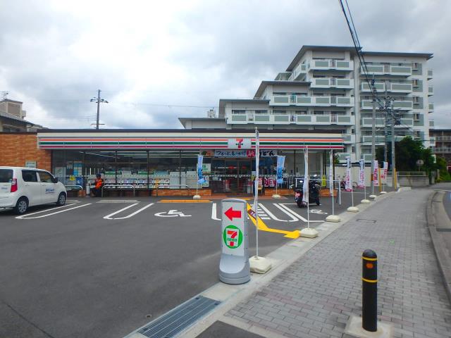 コンビニ　セブンイレブン（コンビニ）まで1054m