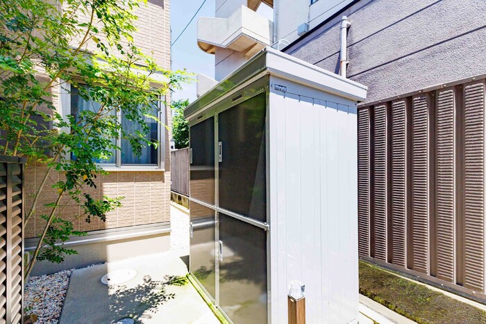 その他設備　タイヤなどしまえるトランクルームもございます♪