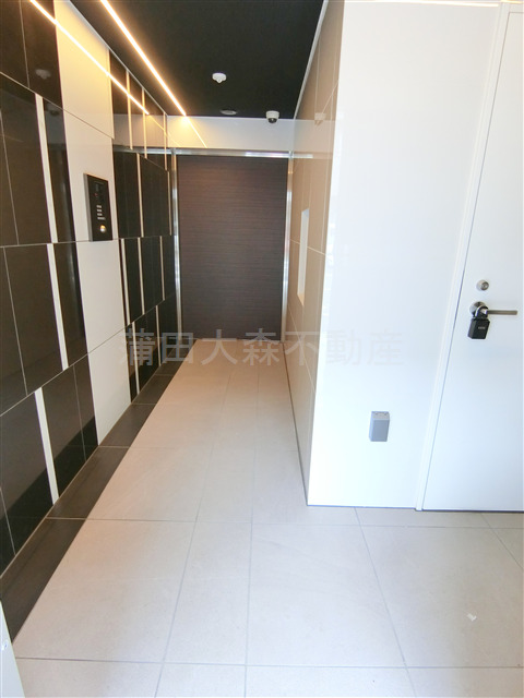 エントランス　エントランス　防犯カメラTVモニター付オートロック宅配BOX