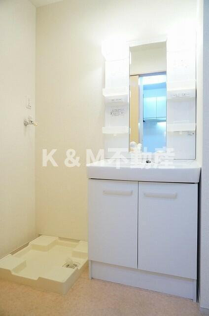 洗面設備　ゆったりとスペースのある洗面所