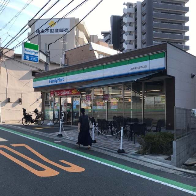 コンビニ　ファミリーマートJR千里丘駅西口店（コンビニ）まで61m