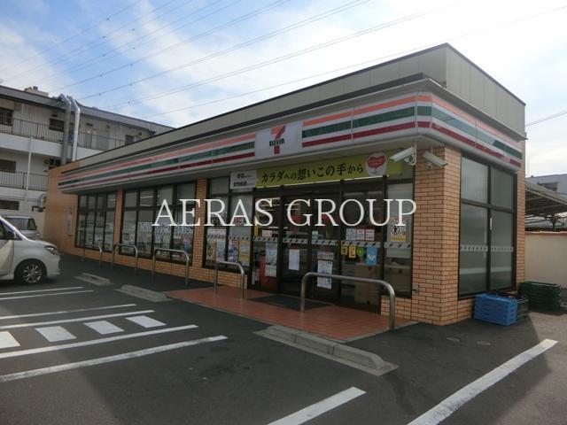 コンビニ　セブンイレブン足立花保南店（コンビニ）まで219m