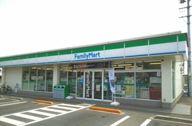 コンビニ　ファミリーマートさん（コンビニ）まで140m