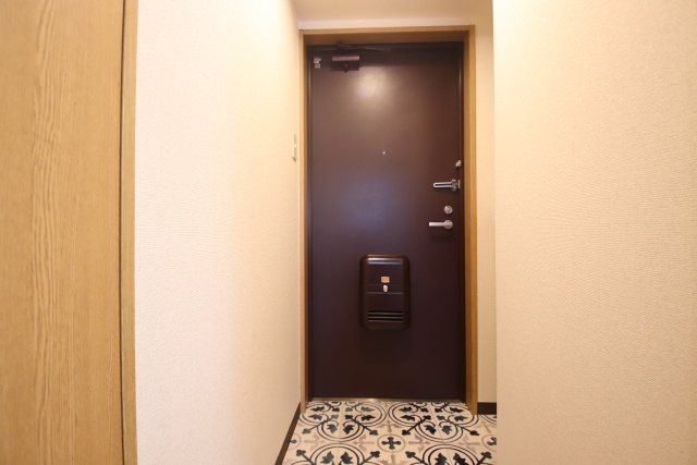 玄関　別号室のお写真のため現況優先