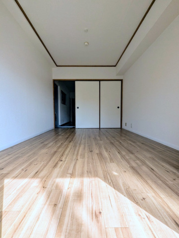 居室・リビング　南向きの明るい洋室